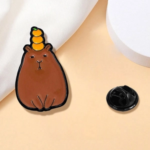 Broche émaillée capybara mignonne avec oranges et fermoir de sécurité noir