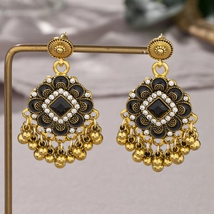 Boucles d'oreilles bohèmes dorées avec pierres noires, strass blancs et glands perlés