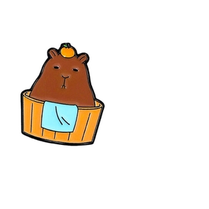 Broche en émail mignonne capybara prenant un bain avec une orange sur la tête et serviette