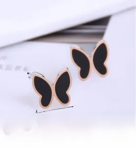 Detailansicht der Schmetterlingsohrstecker in Roségold und Schwarz mit Maßen 1,1x1,2cm