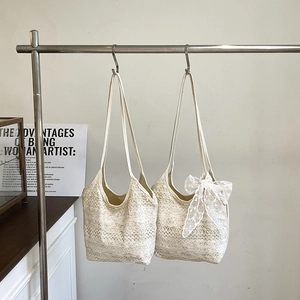 Sac fourre-tout élégant en dentelle tressée à motifs floraux et pendentif à nœud crème