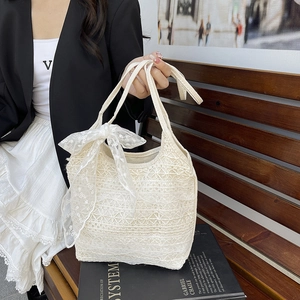 Sac cabas élégant en dentelle crème avec grand nœud pour une esthétique estivale chic