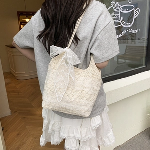 Sac hobo chic en dentelle blanc crème avec un nœud romantique pour un style de vacances