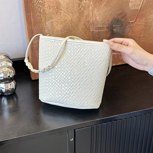 Fashion Woven PU Leather Bucket Bag For Women Minimalist Solid Color Shoulder Crossbody Bag Versatile Summer Trend Handbag