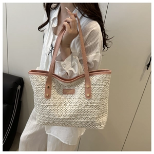 Détail du sac cabas évidé avec bretelles en cuir rose et rivets dorés brillants