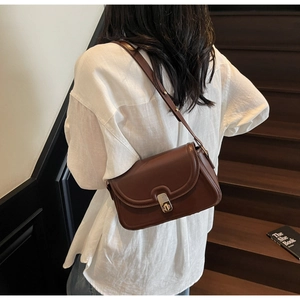 Vue détaillée du sac bandoulière marron rétro avec boucle en métal et sangle