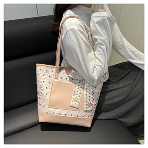 Détail du sac cabas rose matelassé avec imprimé floral et foulard en soie décoratif