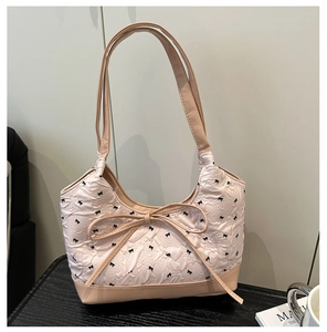 Dettaglio della borsa tote rosa con trama in tessuto e grande fiocco decorativo
