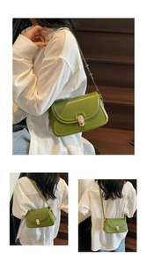 Détail du petit sac bandoulière vert en similicuir avec fermoir doré et bandoulière réglable