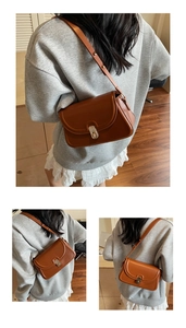 Détail du sac en cuir marron caramel avec fermoir rotatif argenté et bandoulière réglable