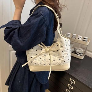 Borsa tote trapuntata bianca con ricami a fiocco nero e grande fiocco per l'uso quotidiano
