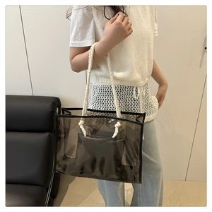 Détail du grand sac cabas en PVC avec anses en corde de coton blanc et pochette noire