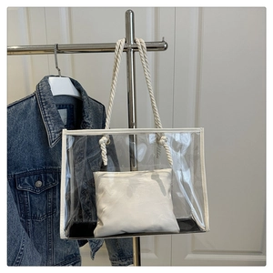 Détail du sac cabas transparent en PVC avec anses en corde blanche et pochette