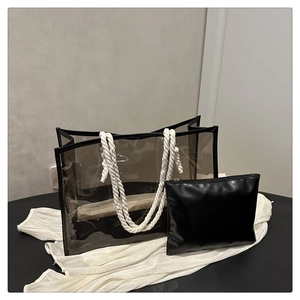 Détails du sac cabas en PVC transparent avec bordure en cuir noir et poignées en coton