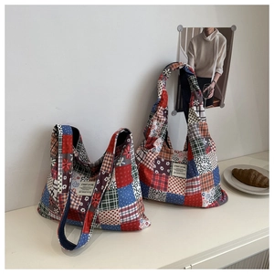 Détail de sacs cabas bohèmes en patchwork de toile aux motifs floraux colorés