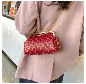 Détail du sac vintage rouge à paillettes dorées et élégante bandoulière en chaîne