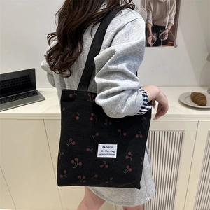 Borsa tote in velluto a coste nera con motivo ciliegie rosse ed etichetta FASHION