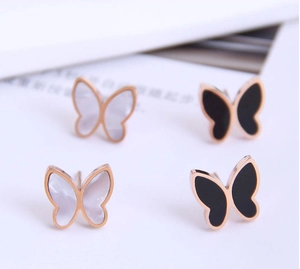 Details von Schmetterling-Ohrringen in Roségold mit weißer Muschel und schwarzem Emaille