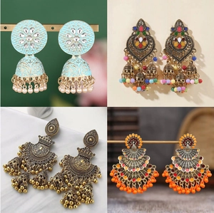 Détail de boucles d'oreilles indiennes Jhumka avec émail coloré et perles fantaisie