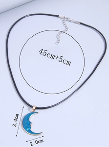 Detailed size chart showing moon pendant dimensions 3.4x2.0cm and 45cm cord necklace