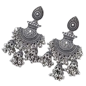 Boucles d'oreilles jhumka vintage en argent avec motifs en relief et perles suspendues