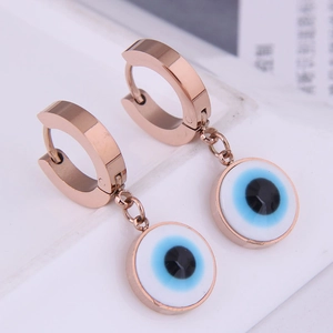 Boucles d'oreilles Œil de Turquie en acier inoxydable or rose sur fond blanc