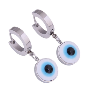 Boucles d'oreilles créoles en acier poli avec breloques œil de nazar sur fond blanc