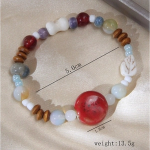 Bracelet ethnique avec perles de céramique colorées, pierre rouge et breloque feuille