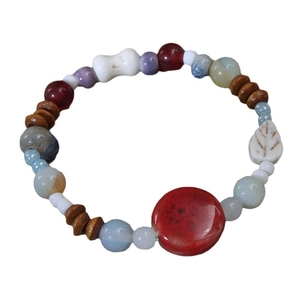 Bracelet ethnique avec perles en céramique colorées et détails floraux rouges délicats