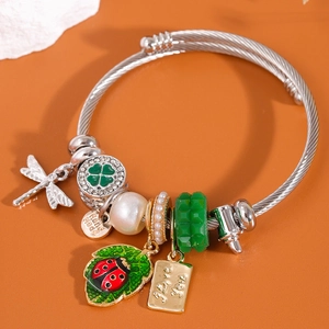 Bracelet à perles DIY avec breloques libellule et coccinelle sur maille acier