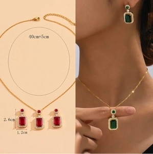 Detail of emerald necklace set showing 40+5cm chain and 2.6x1.2cm pendant dimensions