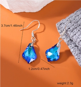 Dettaglio di orecchini con cristallo blu a forma di foglia: altezza 3,7 cm e larghezza 1,2 cm