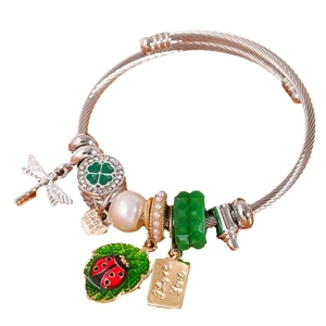Bracelet à breloques argenté avec libellule, abeille, trèfle vert et perles blanches