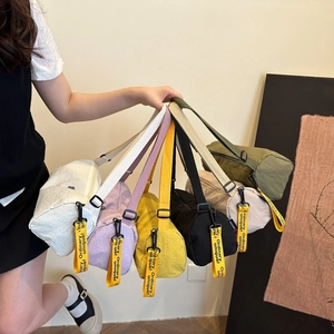 Sacs bandoulière cylindriques chic en nylon multicolore avec sangles réglables et ruban jaune