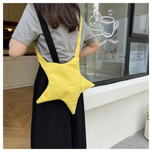 Scatto street style di una borsa a tracolla in nylon giallo brillante a forma di stella