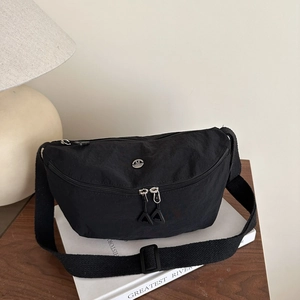 Sac Bandoulière Imperméable en Tissu Oxford Décontracté Léger Demi-Lune Sling Bag pour Hommes Femmes Style Japonais Sac de Poitrine