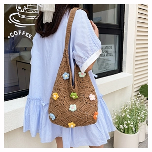 Détail du sac fourre-tout au crochet avec fleurs 3D colorées sur tissu marron