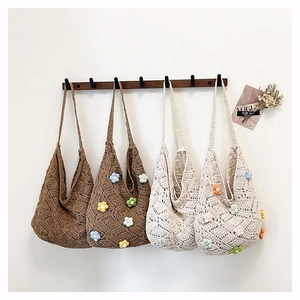 Gros plan détaillé des fleurs au crochet faites à la main sur un sac cabas tissé