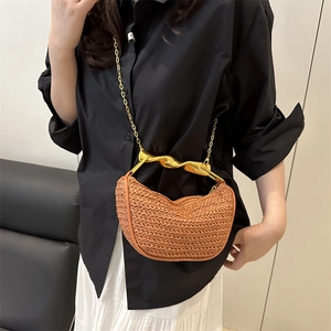 Sac bandoulière rétro tissé avec poignée ondulée en métal doré et chaîne orange couchant