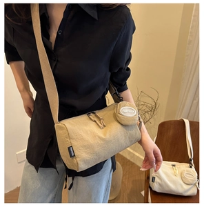 Vista dettagliata della borsa a tracolla kaki con portamonete rotondo rimovibile e logo