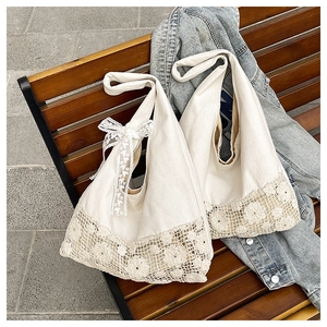 Nahaufnahme der weißen Canvas-Tasche mit floraler Spitze und süßem Schleifendetail