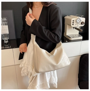 Borsa a spalla hobo bianco crema di grande capacità con forma a mezzaluna e texture pieghettata