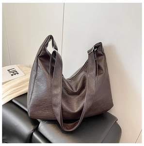 Dettaglio della pelle PU caffè scuro e tracolla larga della grande borsa tote hobo