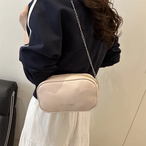 Petit sac carré beige minimaliste avec bandoulière chaîne et lettrage fashion