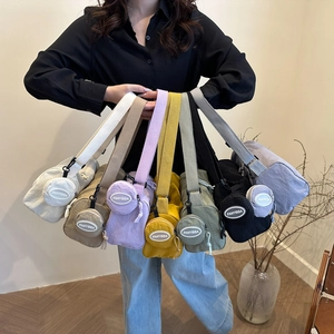 Set bunter Cord-Taschen in Halbmondform mit passenden runden Münztaschen und breiten Gurten