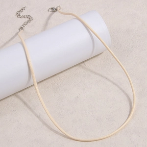 Collar de cuerda trenzada beige con cierre plateado en soporte de exhibición blanco