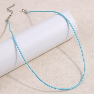 Collar de cuerda trenzada azul claro con cierre de mosquetón de plata en soporte
