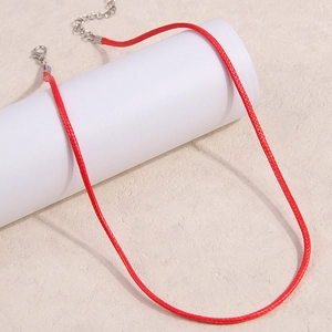 Detalle de cordón de collar trenzado rojo con cierre de mosquetón y cadena ajustable