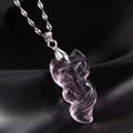 Collar chic con colgante de zorro de jade púrpura y cadena de plata fina en seda