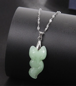 Primer plano del colgante de zorro en jade verde translúcido con cadena de plata